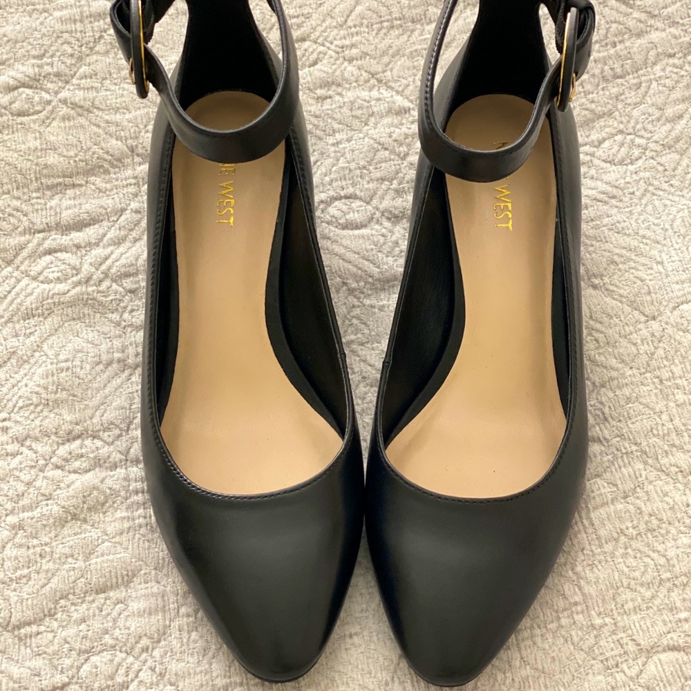 Women’s Nine West closed toe heels
